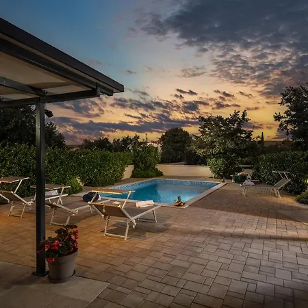 Mare With Private Pool And Garden - Happy