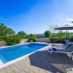 Mare With Private Pool And Garden - Happy Apartament