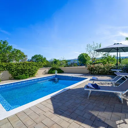 Mare With Private Pool And Garden - Happy Apartament