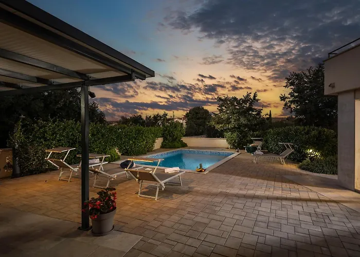 Mare With Private Pool And Garden - Happy